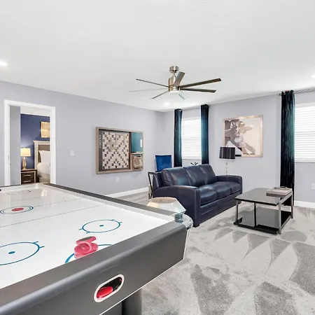 Fantastic 7 Bed 6Bath Home With Private Pool & Spa